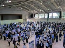研究紹介会場の様子（体育館）