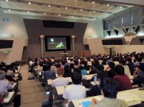 満員の講演会場