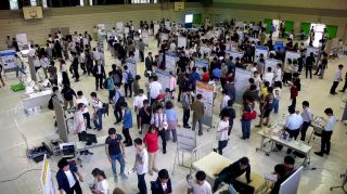 研究紹介会場の様子（体育館）